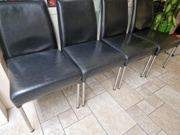 Set van 4 zwarte leren eetkamerstoelen met metalen poten