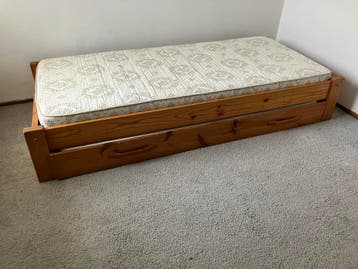 Houten uitschuifbed met twee matrassen