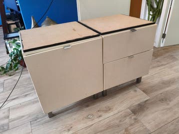 Twee ladekasten/nachtkastjes met metalen poten