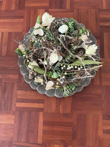 Stenen schaal met decoratie bloemen