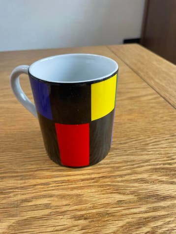 Mok met kleurrijk geometrisch patroon