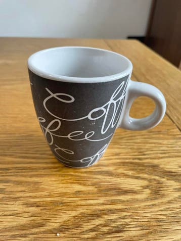 Stijlvolle koffiekop met 'Coffee' opdruk