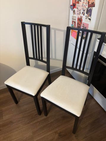 2 donkerbruine stoelen