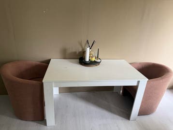 Witte eettafel met 2 stoelen 20€