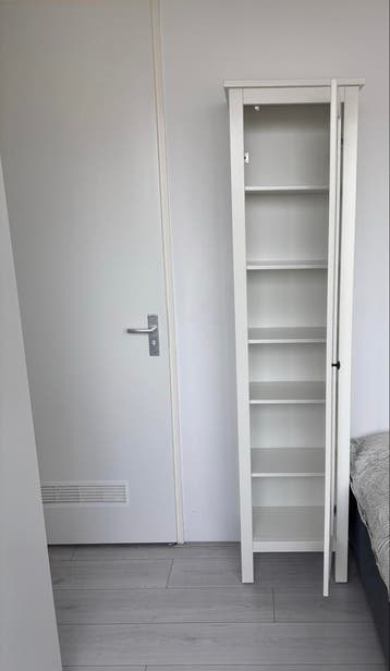 GRATIS Witte smalle kast met spiegeldeur en planken