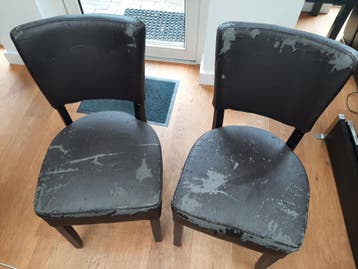 2 Gratis Stoelen vanwege afbladderend kunstleer