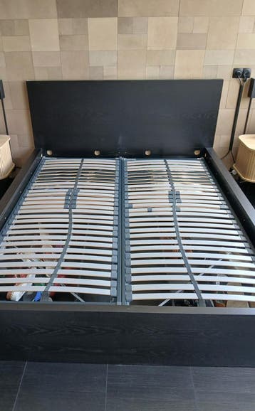 Gratis 2-persoonsbed zwart/bruin met lades en lattenbodems