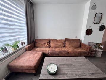 Bank van 280cm bij 100cm met losse poef  Gratis