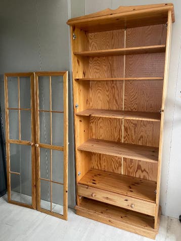 Gratis grenenhouten kast met glazen deuren