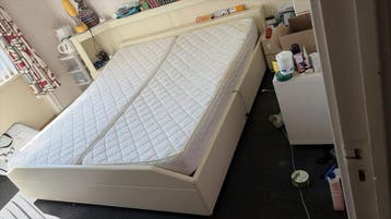 Tweepersoonsbed met matrassen en opbergruimte