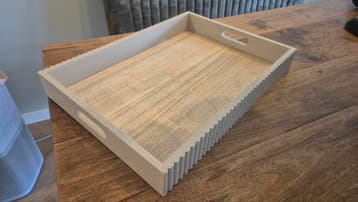 Stijlvol dienblad met houten inleg en geribbelde rand