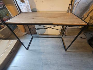 Modern bureau met houtlook bladMod en metalen frame