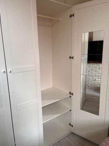 Witte IKEA kledingkast met spiegel en hangruimte