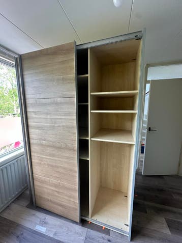 Kledingkast met schuifdeuren en planken