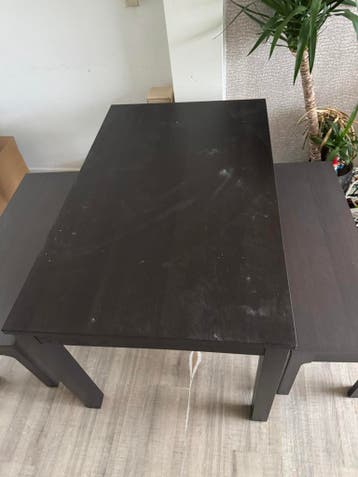 Uitschuifbare tafel met bankjes
