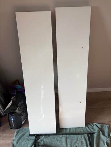 GRATIS Witte hoogglans planken met zwarte metalen beugels