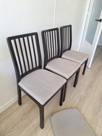 Set van 3 zwarte eetkamerstoelen met lichte zitting