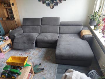 Grijze hoekbank met relaxfunctie en chaise longue