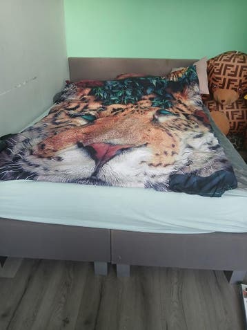 Tweepersoons boxspring met hoofdbord en matras