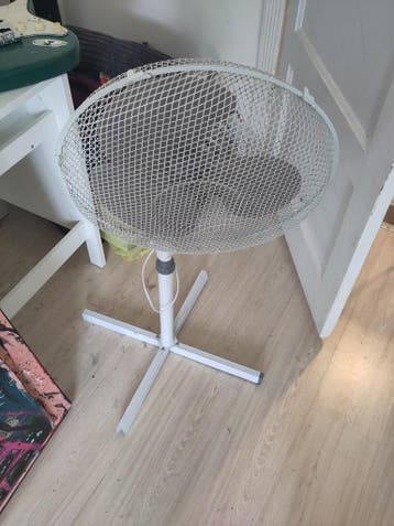 GRATIS! Witte vloerventilator met stabiele voet