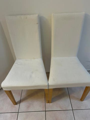 2 witte stoelen met afneembare hoezen, GRATIS