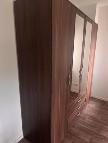 Grote kledingkast met spiegeldeuren en lades