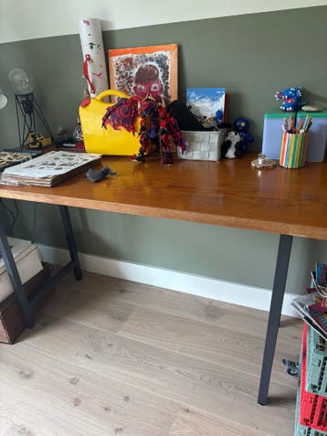 * GRATIS * Bureau met houten blad en stalen poten