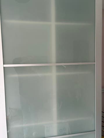 Moderne Linnenkast met Schuifdeuren en Opbergruimte