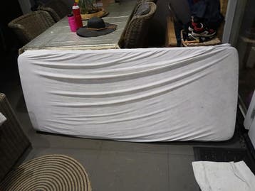 Eenpersoons matras met bloemenpatroon