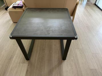 De tafel is 85,5cm breedte en hoogte 65cm.