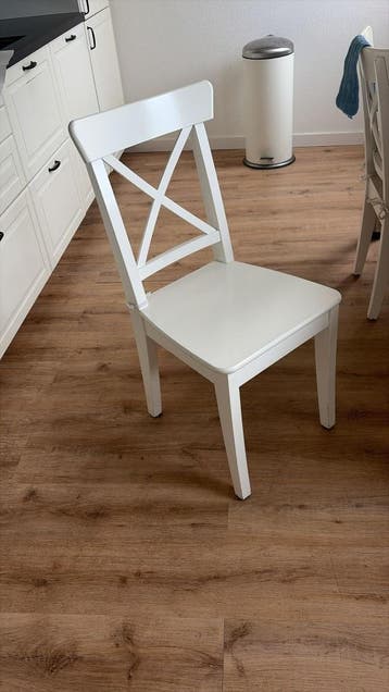 Twee witte houten Ikea stoelen gratis op te halen