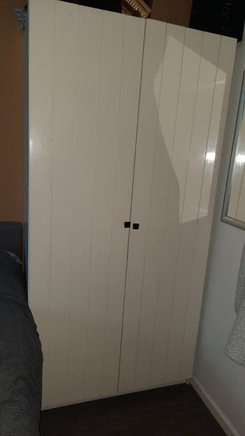 Witte kledingkast