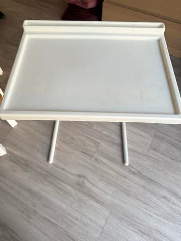 Gratis af te halen: Handige bijzettafel/laptoptafel