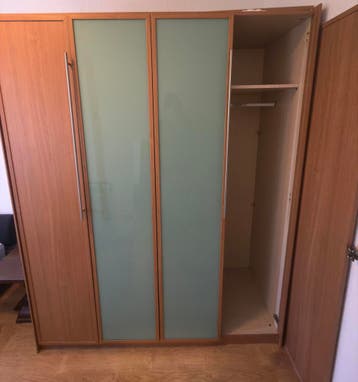 Kledingkast met glazen deuren