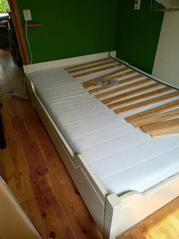Sierlijk houten 2 persoons /  tweepersoons bed wit