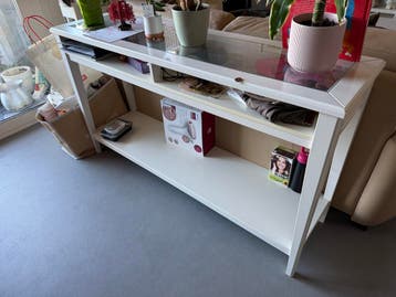 Witte side table met glazen blad