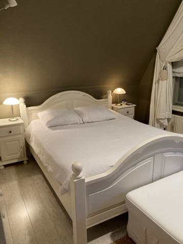 Wit tweepersoonsbed met matrassen.zonder nachtkastjes