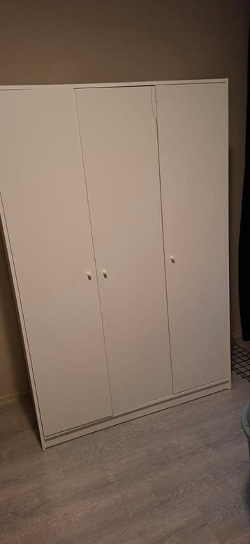Kledingkast 1.75 m hoog/ 1,20 m breed/ 55 cm diep