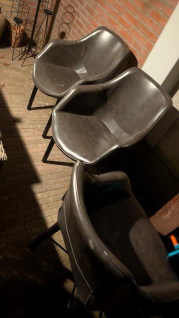 6 gebruikte leren stoelen met lichte schade
