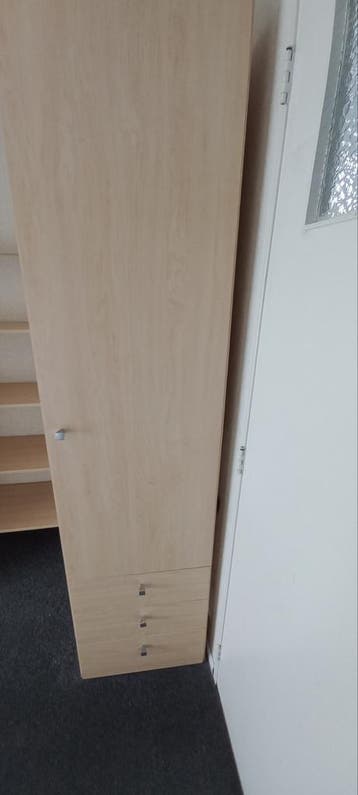 Legkast hoogte 2 m. Breed 0.50 m. Diep 0.60 m