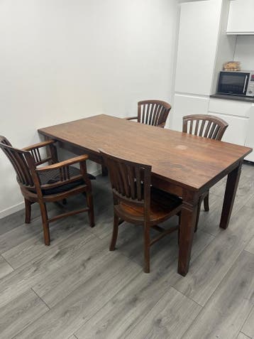 Massief houten eettafel met 4 stoelen