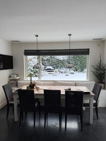 Eettafel met vijf stoelen