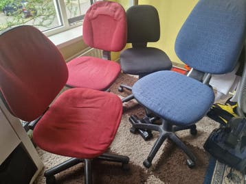 4 bureau stoelen voor 25,-