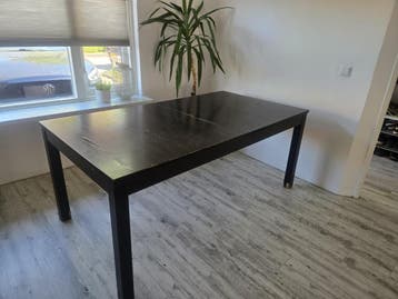 Zwarte eettafel, uitschuifbaar, voor 4-6 personen