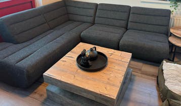 Comfortabele donkergrijze hoekbank