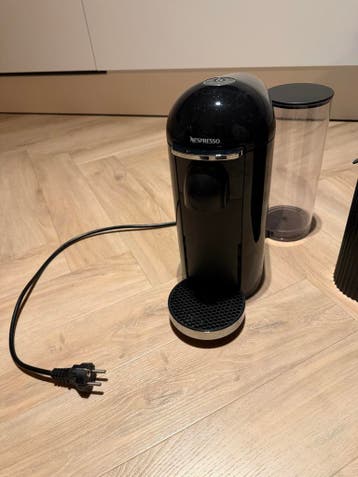 Nespresso Vertuo Plus machine + recyclebak