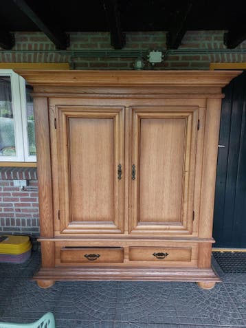 Opknapper! Massief eiken kast met 2 deuren en 2 laden