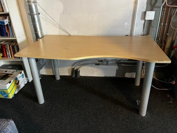 Bureau 150x80cm met beschadigingen - Gratis af te halen