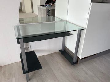 Modern glazen bureau met metalen frame en opbergplanken