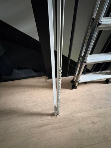 Gordijnrails + verlengstukje en hangers.